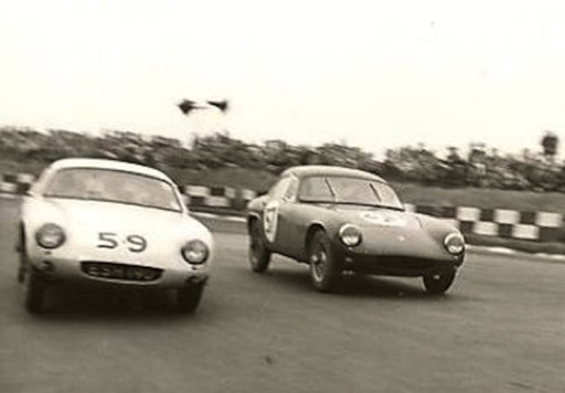 Jim sur la Lotus Elite N° 59 fait l'intérieur à ... Colin Chapman sur une Lotus Elite N°. 5 à Brands Hatch 1958 Jim sur la Lotus Elite N° 59 fait l'intérieur à ... Colin Chapman sur une Lotus Elite N°. 5 à Brands Hatch 1958